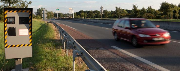 Ben, 44 ans, recoit une amende pour conduite dangereuse après avoir fait un doigt  d'honneur à une voiture-radar: «J'étais mort de rire» (photo)