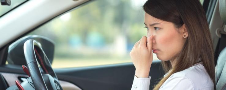 Comment éliminer les mauvaises odeurs dans sa voiture ? : Femme