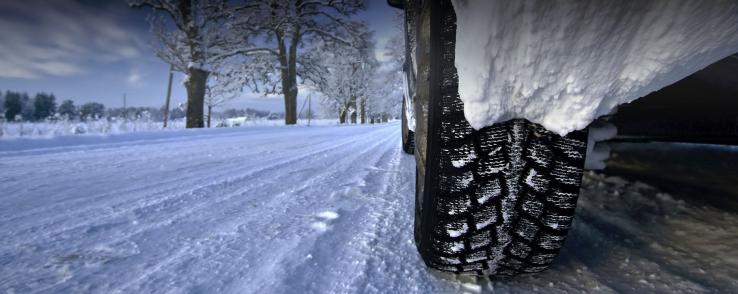 Installer des pneus neige