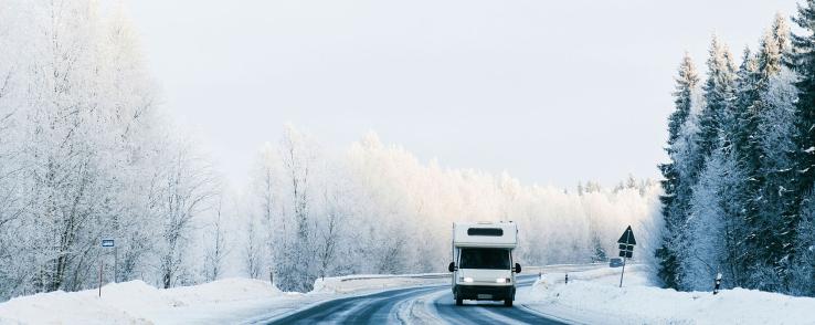 Rouler en camping-car hiver : pneus neige, chaînes ou encore chaussettes, que choisir ?